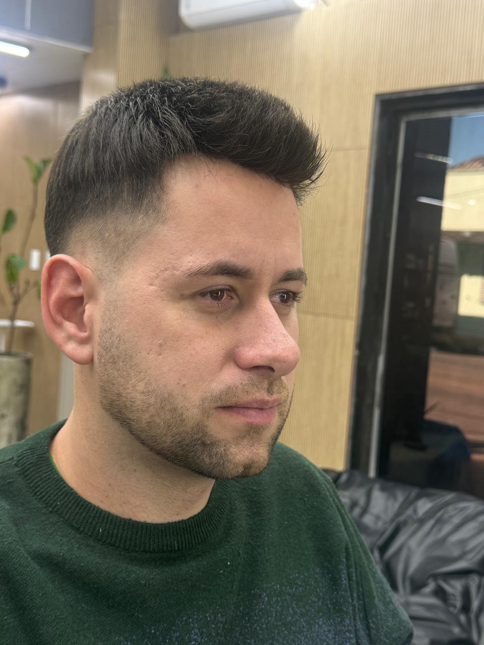 Ajuste e aplicação de prótese capilar — acabamento milimétrico