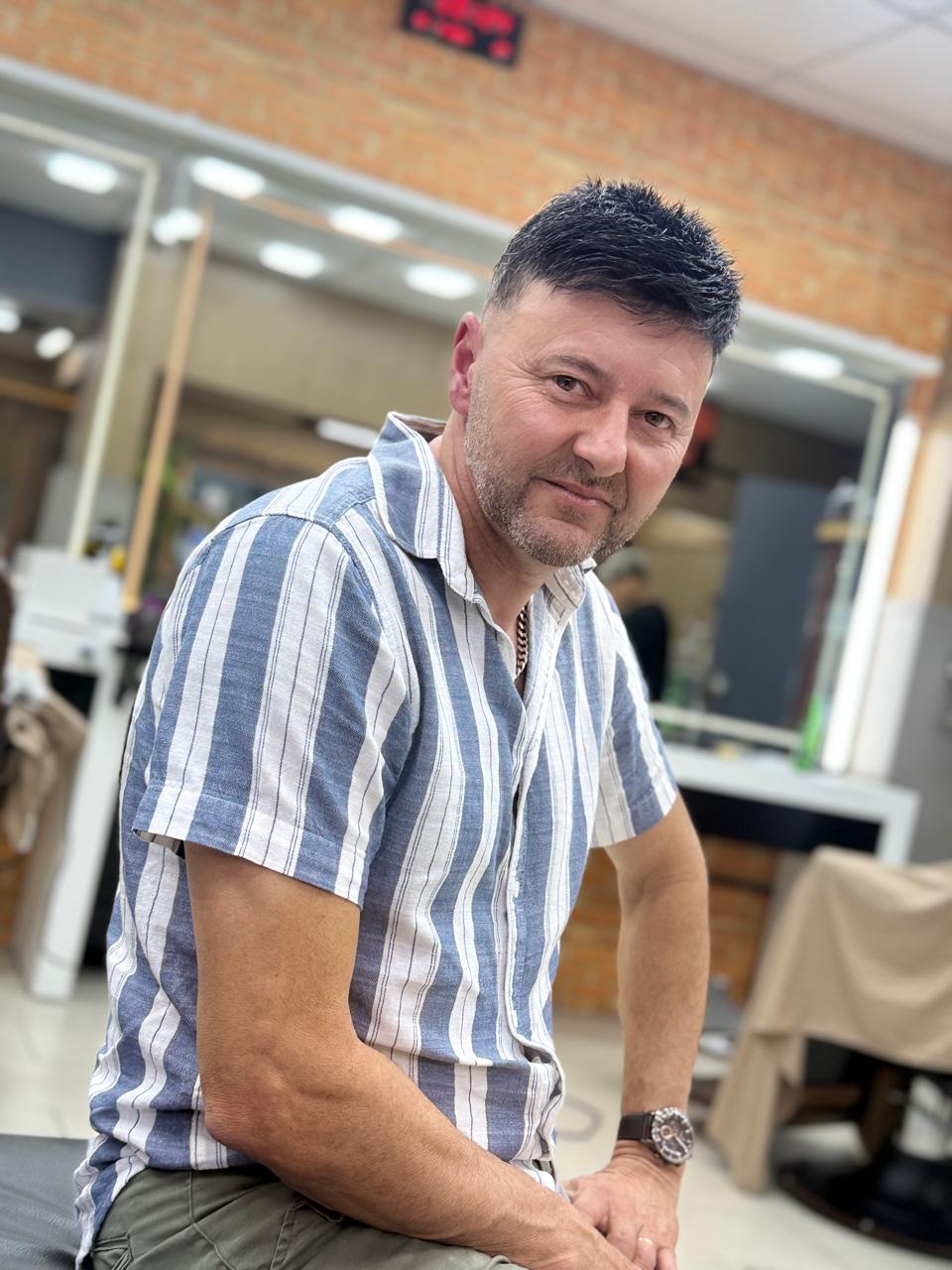 Prótese de cabelo com corte moderno — cliente após aplicação