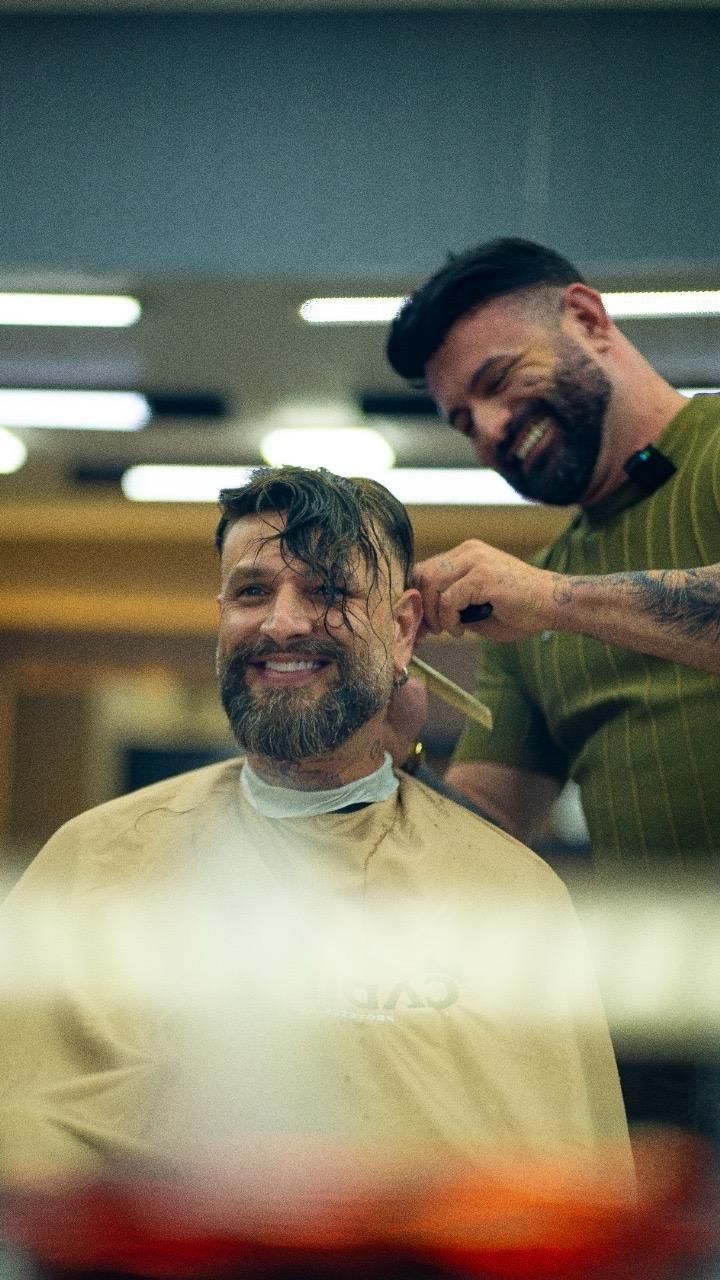 Fundador da Cadillac com cliente, momento descontraído